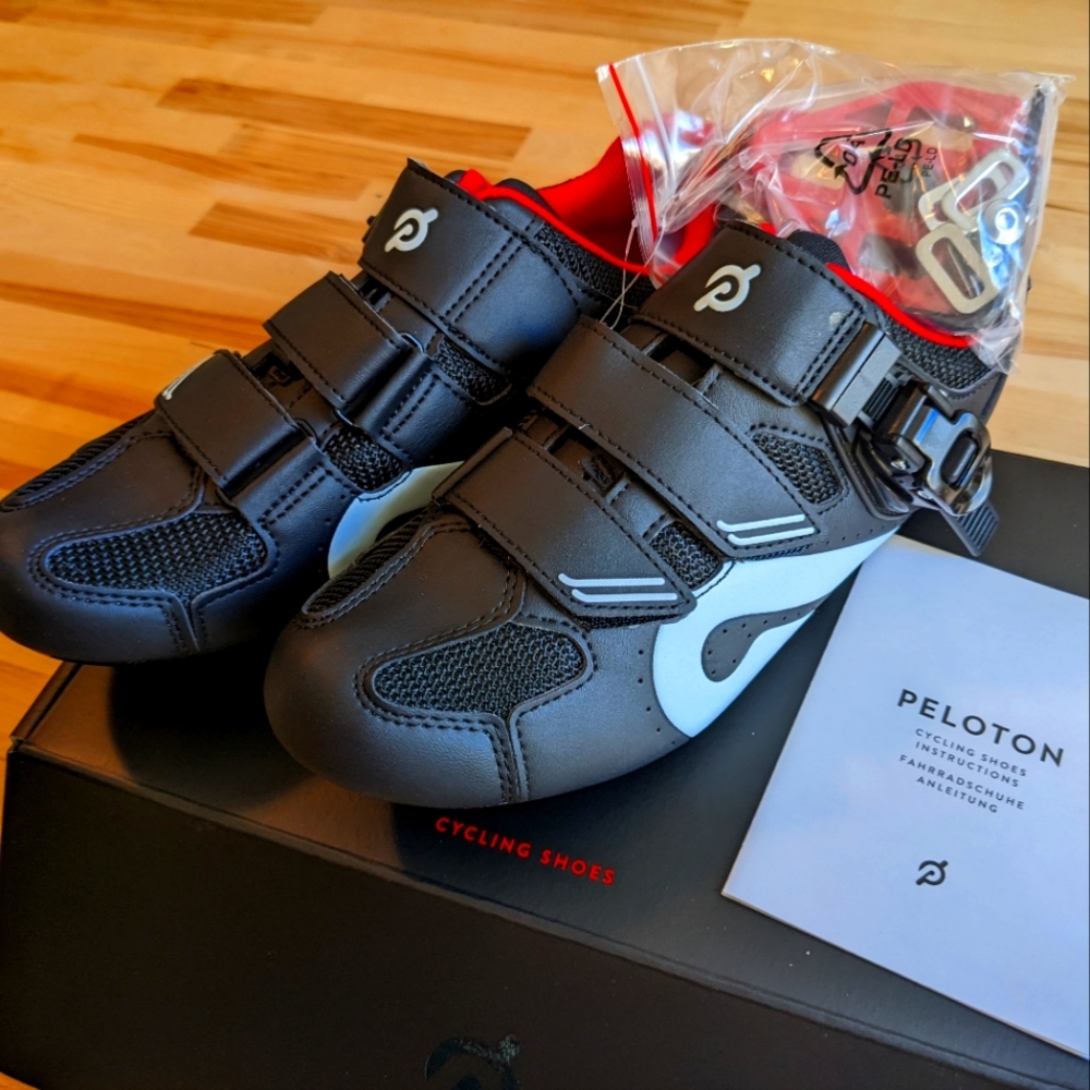 New Pelotón cycling shoes size 40